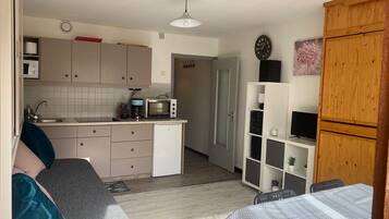 Een koelkast, een microgolfoven, een kookplaat