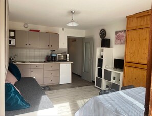 Fridge, microwave, stovetop, coffee/tea maker