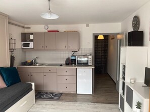 Fridge, microwave, stovetop, coffee/tea maker - P - Renovated studio sleeps 4 - Week and/or Weekend (Lans-en-Vercors)