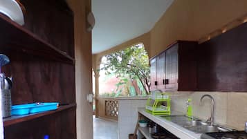 Refrigerador, microondas, horno, cafetera/tetera