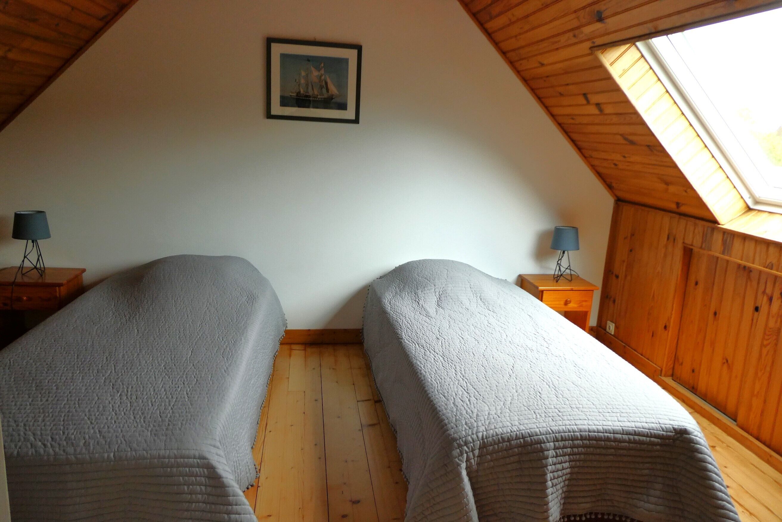 2 habitaciones, tabla de planchar con plancha y cuna de viaje 