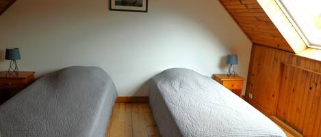 2 habitaciones, tabla de planchar con plancha y cuna de viaje