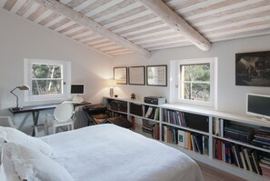 5 bedrooms, desk, iron/ironing board, travel cot