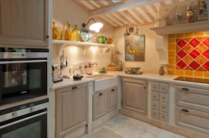 Fridge, microwave, oven, stovetop - Authentic Bastide in Aix en Provence Clim, Swimming pool, 5 bedrooms, 10 travellers (Le Tholonet)