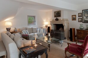 Smart TV, fireplace, DVD player, table tennis - Authentic Bastide in Aix en Provence Clim, Swimming pool, 5 bedrooms, 10 travellers (Le Tholonet)