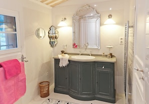 Combined shower/tub, hair dryer, towels, soap - AIX en PROVENCE, 10mn Belle Bastide Aixoise, (Le Tholonet)