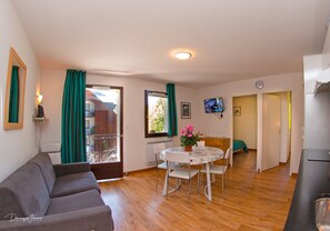 Televisión, reproductor de DVD, libros y estéreo 