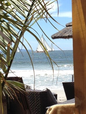 Playa en los alrededores y camastros 