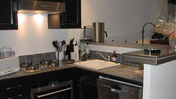 Jääkaappi, mikroaaltouuni, uuni, liesi