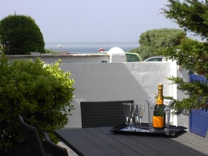 Outdoor dining - HOUSE DIRECT ACCESS TO THE BEACH - EXCEPTIONAL LOCATION (pornichet)