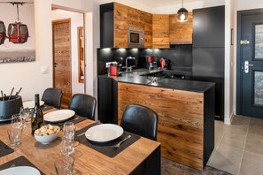 Réfrigérateur, micro-ondes, four, plaque de cuisson