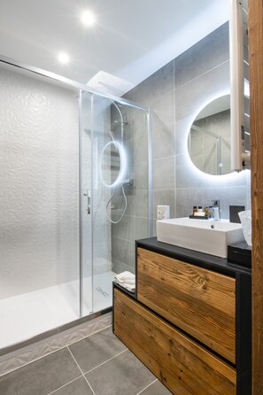 Ducha y bañera combinadas, secador de pelo, toallas y jabón