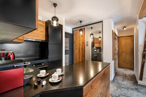 Réfrigérateur, micro-ondes, four, plaque de cuisson