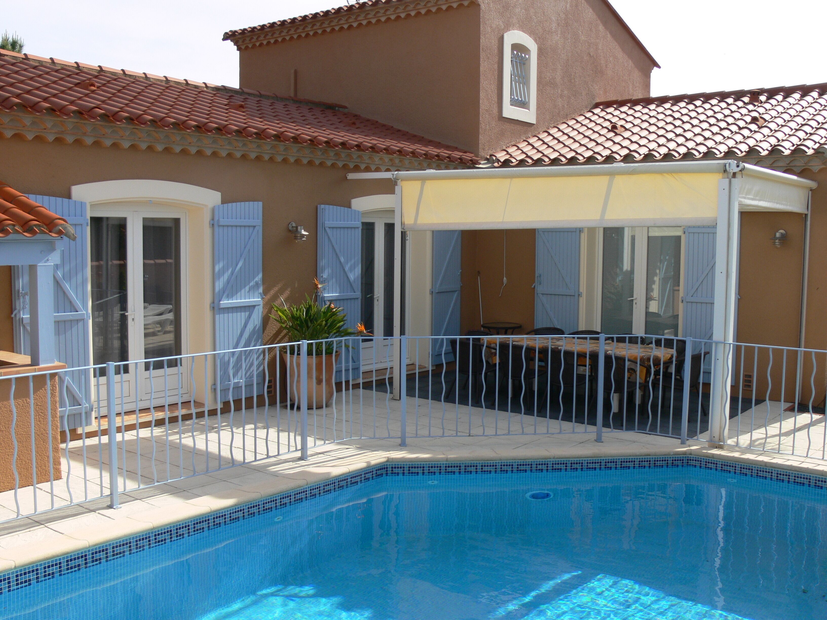 Piscina a l'aire lliure i piscina climatitzada 