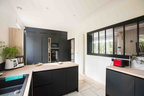 Fridge, microwave, oven, stovetop - 200 meters from the beach: VILLA IN THE CENTER of Cap Ferret, beautiful garden with trees (Lege-Cap-Ferret)