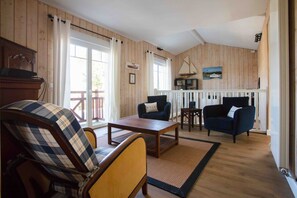 Smart TV, caminetto, videogiochi, lettore DVD