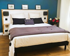 4 camere, una cassaforte in camera, una scrivania, ferro/asse da stiro