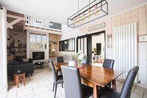 Dining - 200 meters from the beach: VILLA IN THE CENTER of Cap Ferret, beautiful garden with trees (Lege-Cap-Ferret)