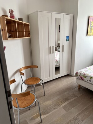 4 bedrooms, desk, iron/ironing board, free WiFi