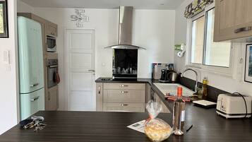 Een koelkast, een microgolfoven, een oven, een kookplaat