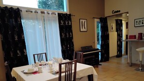 Dining - Luxury house close to Disney & Paris wifi & breakfast free.  (Noisiel)