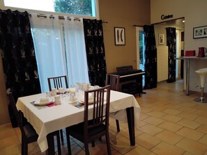 Dining - Luxury house close to Disney & Paris wifi & breakfast free. (Noisiel)