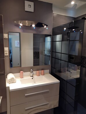 Douche, sèche-cheveux, serviettes fournies, savon