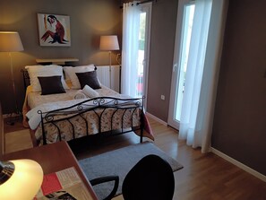 3 bedrooms, iron/ironing board, travel cot, free WiFi - Luxury house close to Disney & Paris wifi & breakfast free. (Noisiel)