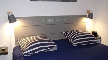 1 Schlafzimmer, Schreibtisch, Bügeleisen/Bügelbrett, Reisekinderbett