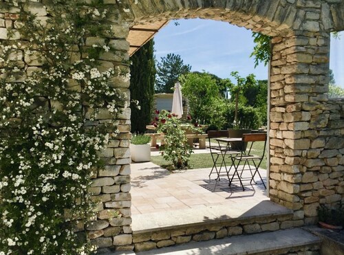 Charming Mas in Gordes, private pool, very quiet,views New in 2025: Optics fiber