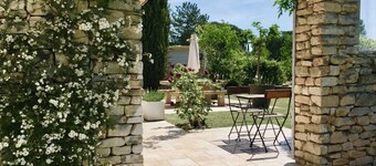 Charming Mas in Gordes, private pool, very quiet,views New in 2025: Optics fiber