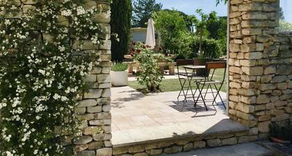Charming Mas in Gordes, private pool, very quiet,views New in 2025: Optics fiber