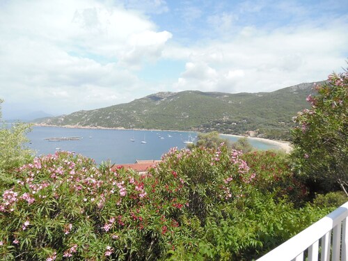 Exceptional villa in Campomoro—with ocean views and direct walking access to the beach. 