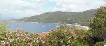 Exceptional villa in Campomoro—with ocean views and direct walking access to the beach. 
