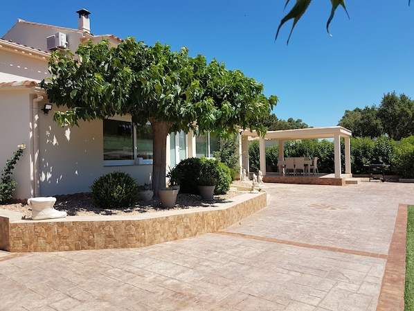 A house with a patio, a pergola, and potted plants. - ALL COMFORT APARTMENT 2 to 4 PERSONS (Porto-Vecchio)