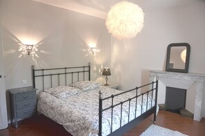 4 bedrooms, iron/ironing board, free WiFi, bed sheets - Provencal farmhouse renovated with taste, simplicity and comfort with its large pool (Pernes-Les-Fontaines)