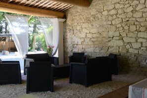 Terrace/patio - Provencal farmhouse renovated with taste, simplicity and comfort with its large pool (Pernes-Les-Fontaines)