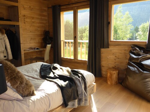 1/2 Chalet close to the center, quiet, private parking, 4 bedrooms 2 bathrooms