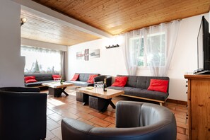 Smart TV, fireplace, DVD player, stereo