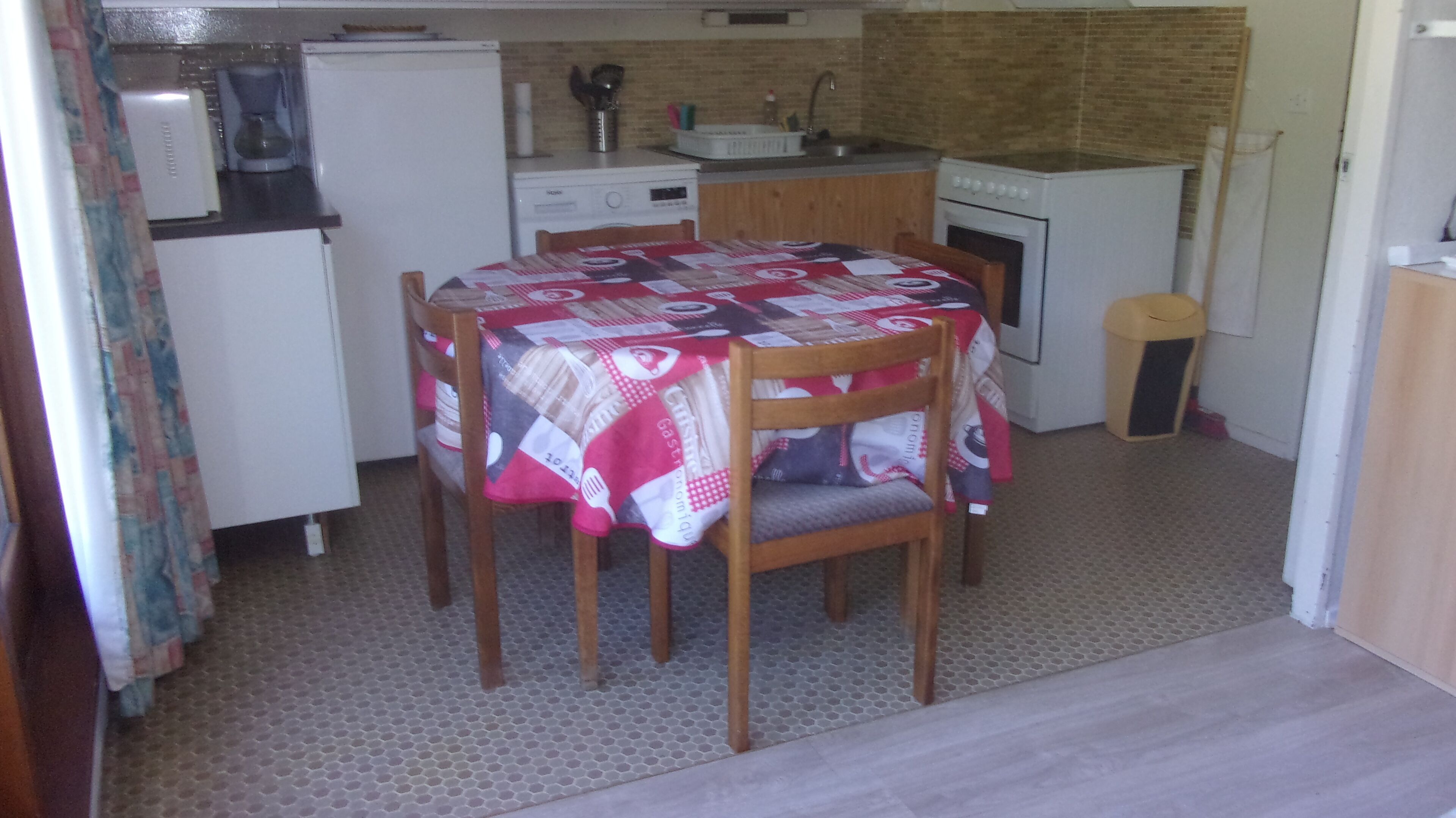 Partie CUISINE :  Gazinière, Placard, Évier,  Lave-linge, Frigo et Table.