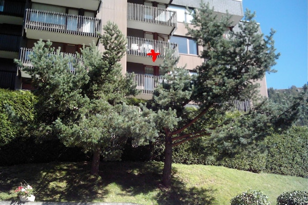Résidence vue de la rue avec démarcation rouge de l'appartement au 2° étage.