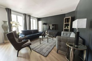 テレビ、DVD プレーヤー