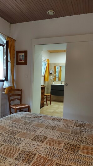 5 bedrooms, in-room safe, iron/ironing board, travel cot - House, private pool near sea Charente-Maritime near La Rochelle, Cognac (Tonnay-Boutonne)