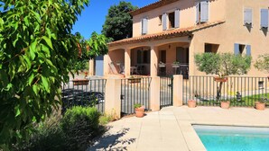 A two-story house with a swimming pool, surrounded by a fence and potted plants. - Holiday villa with pool Les Vignes - bastides-du-luberon.com (La Tour-D'aigues)
