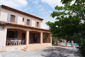 Exterior - Holiday villa with pool Les Vignes - bastides-du-luberon.com (La Tour-D'aigues)