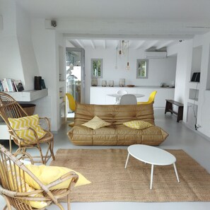 TV, ping pong, books, stereo