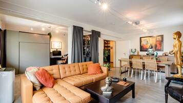 Smart TV, DVD player, books, offices