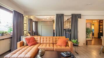 Smart TV, DVD player, books, offices