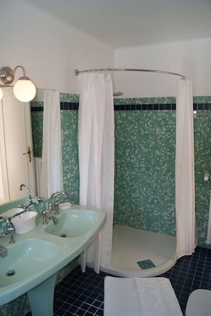 Combined shower/bathtub, hair dryer, towels, soap - Peaceful villa with quality services at the gates of Haut-Var - Flayosc (Flayosc)