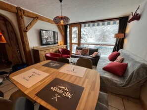 Televisie, een open haard en een dvd-speler